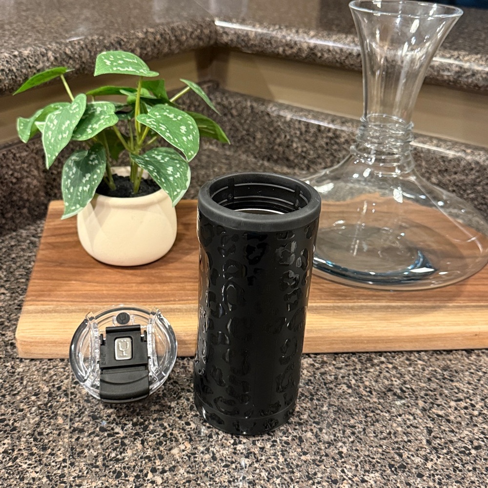Black Leopard Print Brumate slim can with sip lid